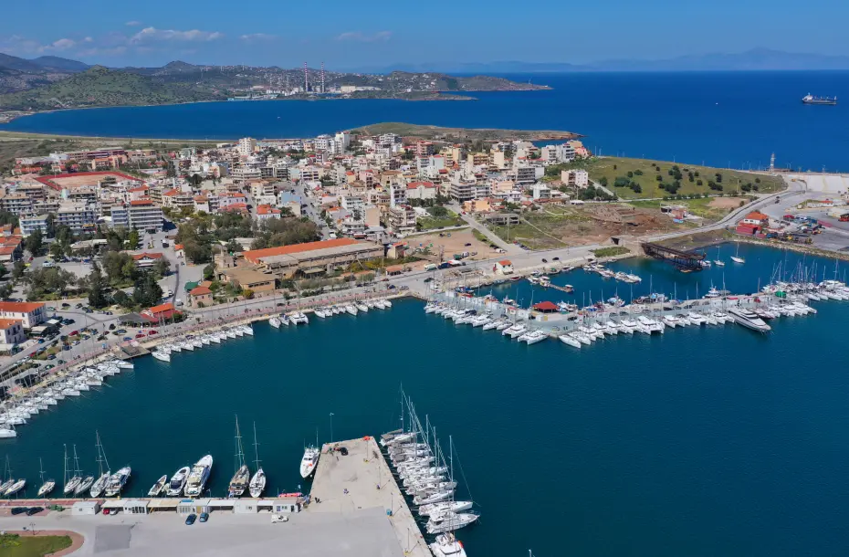 Photo aérienne du port de Lavrio avec des yachts garés