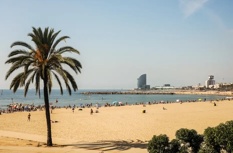 La longue plage de Barcelone, à côté du centre de Barcelone