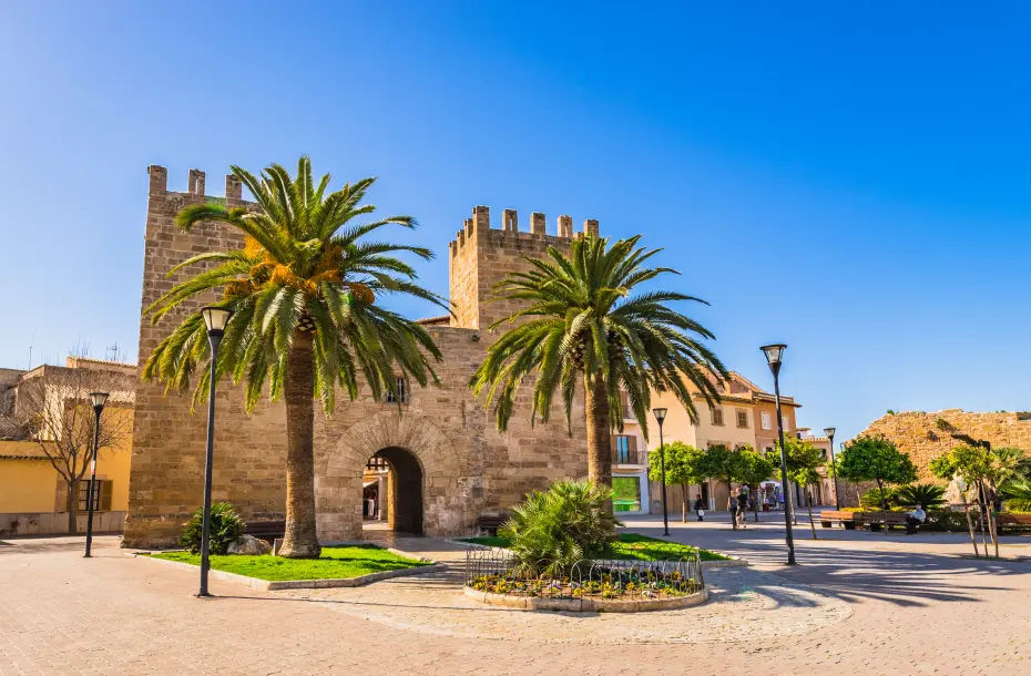 La porte historique de la ville Porta Del Moll dans la vieille ville d'Alcudia