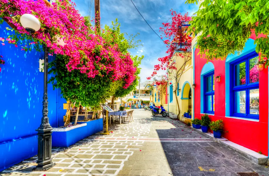 Rue pavée colorée de l'île de Kos