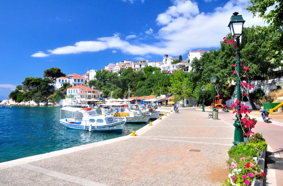 Vue sur le vieux port de Skiathos et sa promenade pittoresque