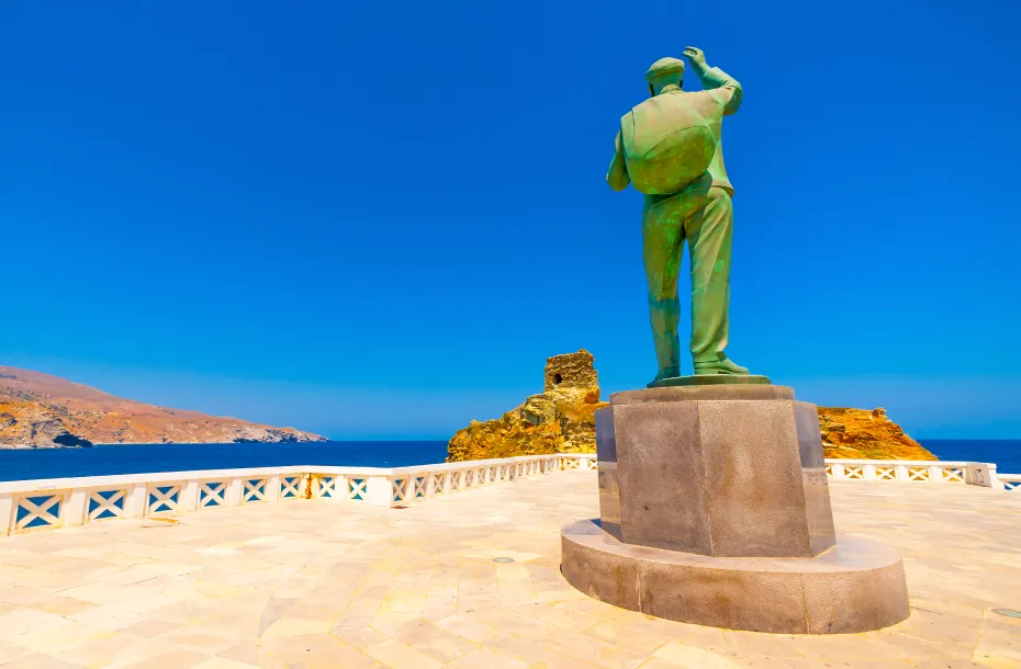 Sculpture du marin inconnu à Andros Chora