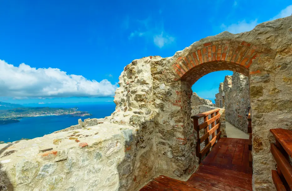 Vue sur l'archipel toscan depuis les murs fortifiés de Portoferraio, île d'Elbe