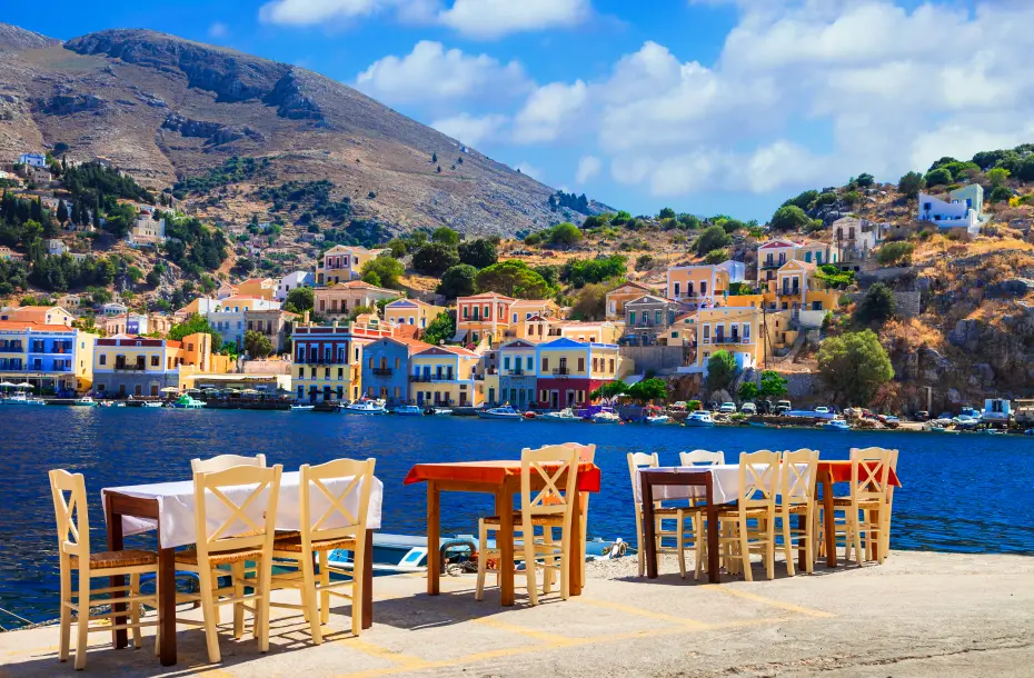 Tables de taverne au bord de la mer à Symi