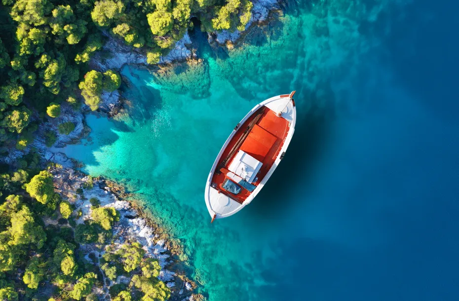 Photo aérienne d'un bateau de pêche dans les îles Sporades