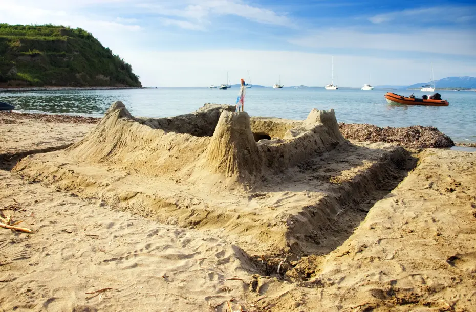 Château de sable sur la plage de Tilos, Dodécanèse