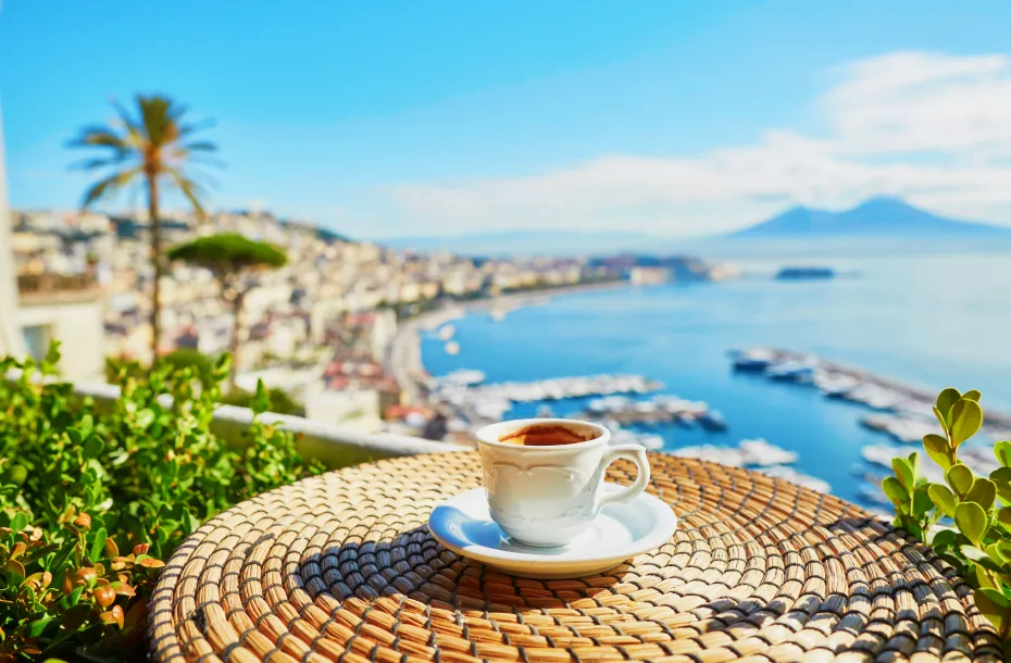 Expresso sur une terrasse à Naples