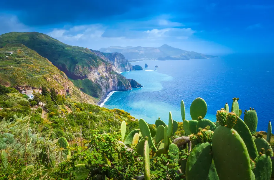 Vue du volcan depuis une falaise à Lipari