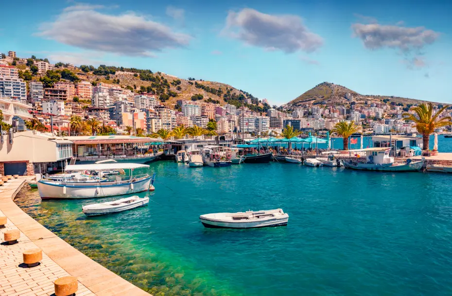 Le charmant port de pêche de Saranda